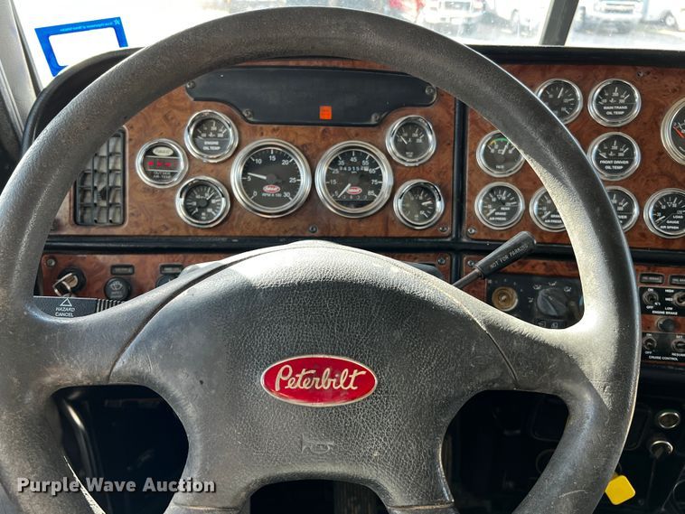 image for item DO8919 2004 Peterbilt 379  semi truck