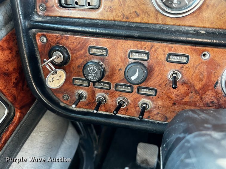 image for item DO8919 2004 Peterbilt 379  semi truck