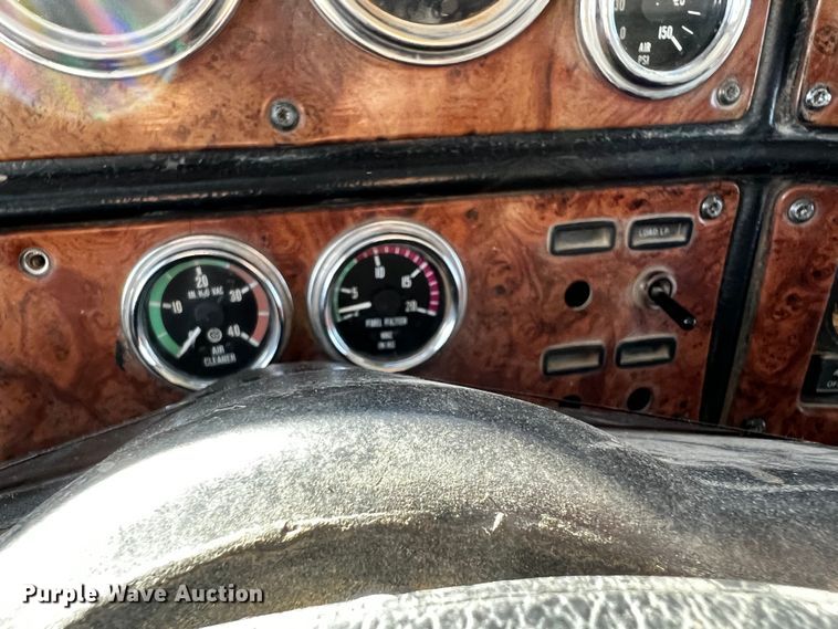 image for item DO8919 2004 Peterbilt 379  semi truck