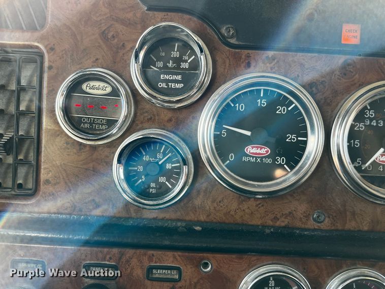 image for item DO8919 2004 Peterbilt 379  semi truck