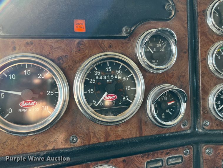 image for item DO8919 2004 Peterbilt 379  semi truck