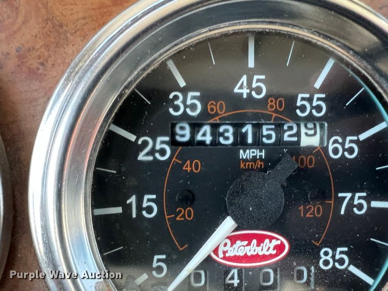 image for item DO8919 2004 Peterbilt 379  semi truck