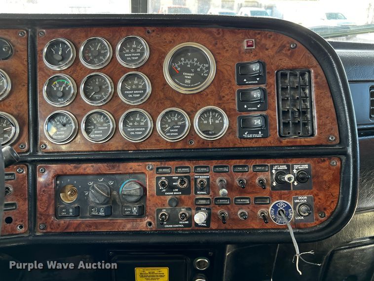 image for item DO8919 2004 Peterbilt 379  semi truck