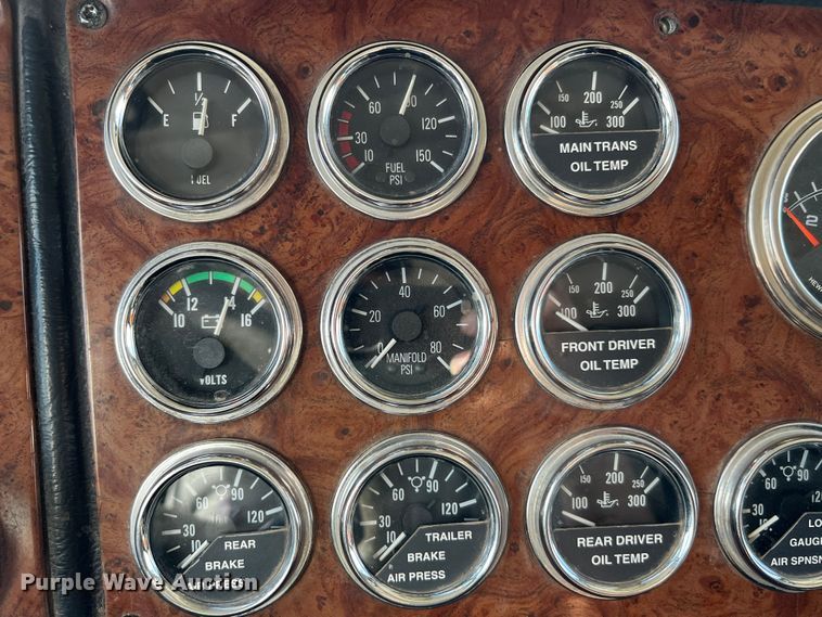 image for item DO8919 2004 Peterbilt 379  semi truck