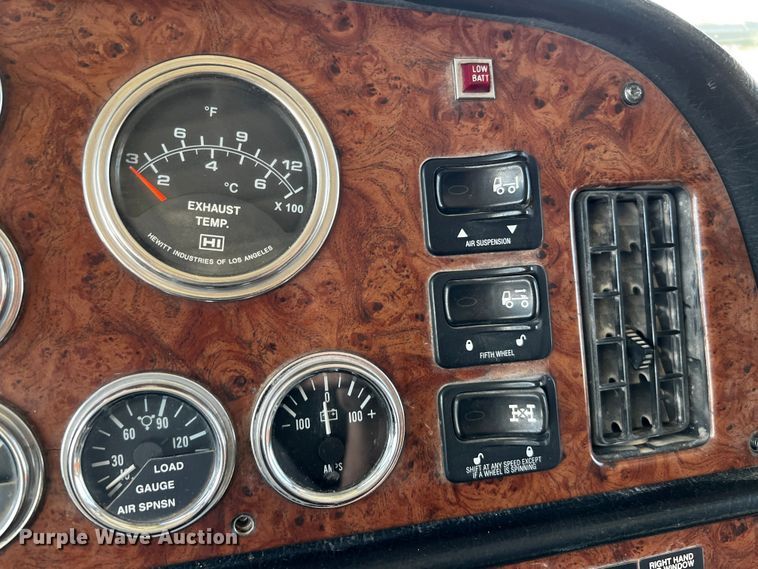 image for item DO8919 2004 Peterbilt 379  semi truck