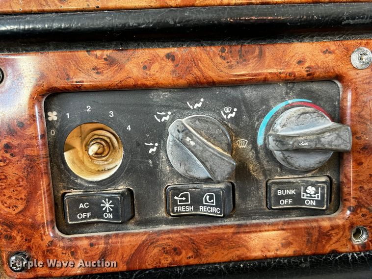 image for item DO8919 2004 Peterbilt 379  semi truck