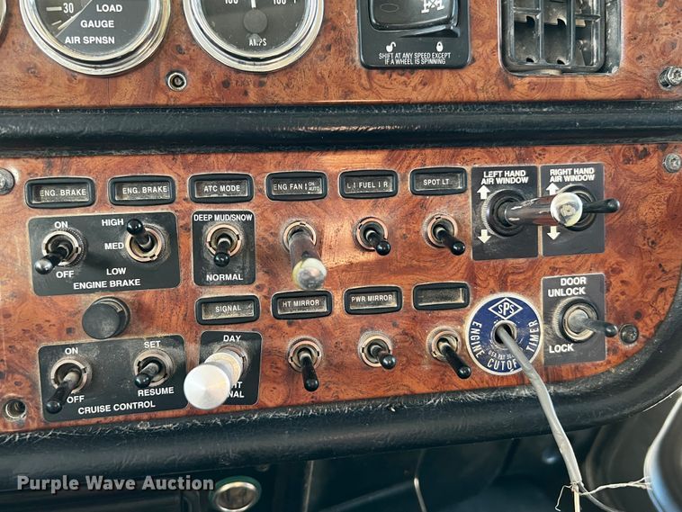 image for item DO8919 2004 Peterbilt 379  semi truck