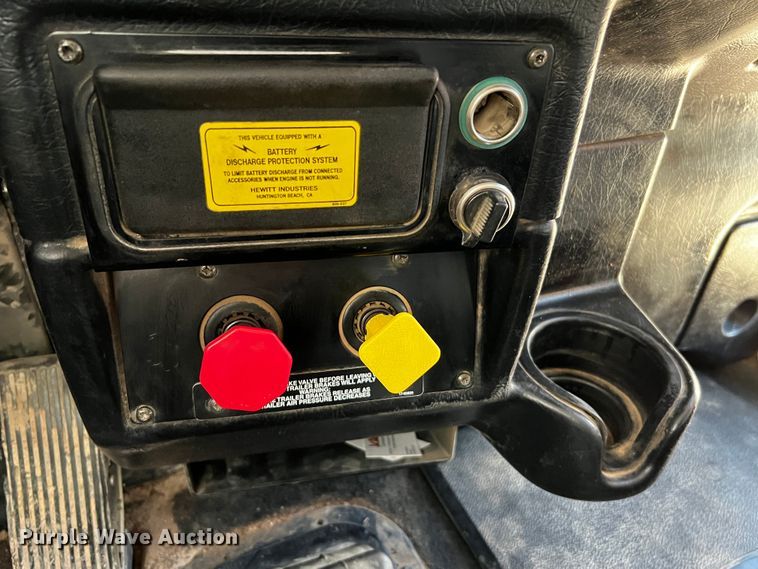 image for item DO8919 2004 Peterbilt 379  semi truck