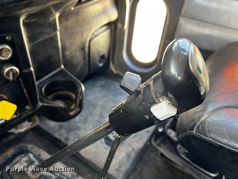 image for item DO8919 2004 Peterbilt 379  semi truck