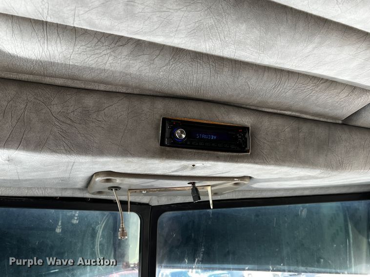 image for item DO8919 2004 Peterbilt 379  semi truck