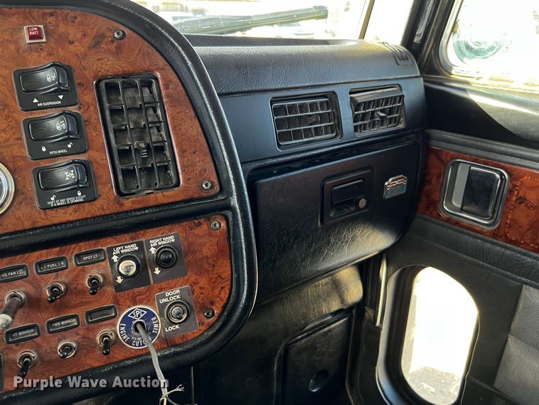 image for item DO8919 2004 Peterbilt 379  semi truck