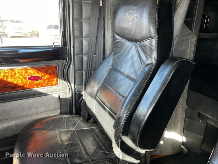 image for item DO8919 2004 Peterbilt 379  semi truck