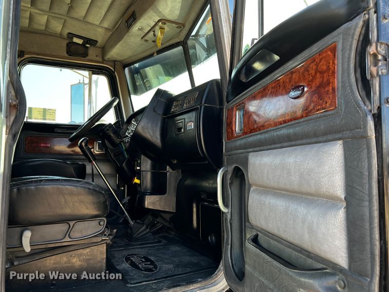 image for item DO8919 2004 Peterbilt 379  semi truck