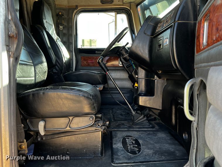 image for item DO8919 2004 Peterbilt 379  semi truck