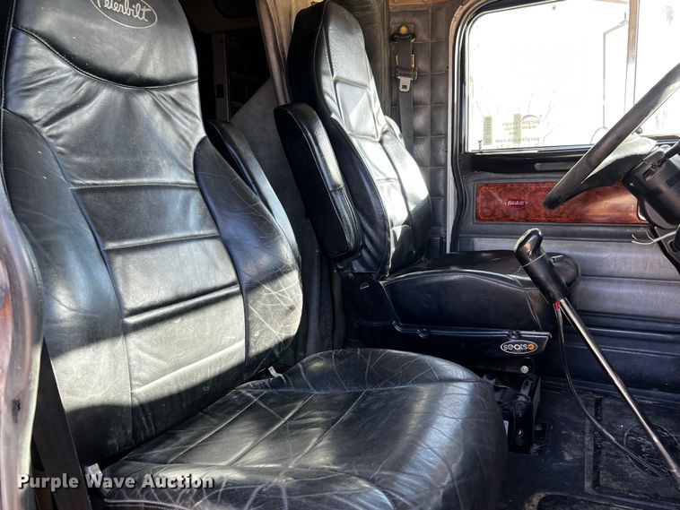 image for item DO8919 2004 Peterbilt 379  semi truck