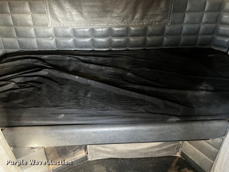 image for item DO8919 2004 Peterbilt 379  semi truck