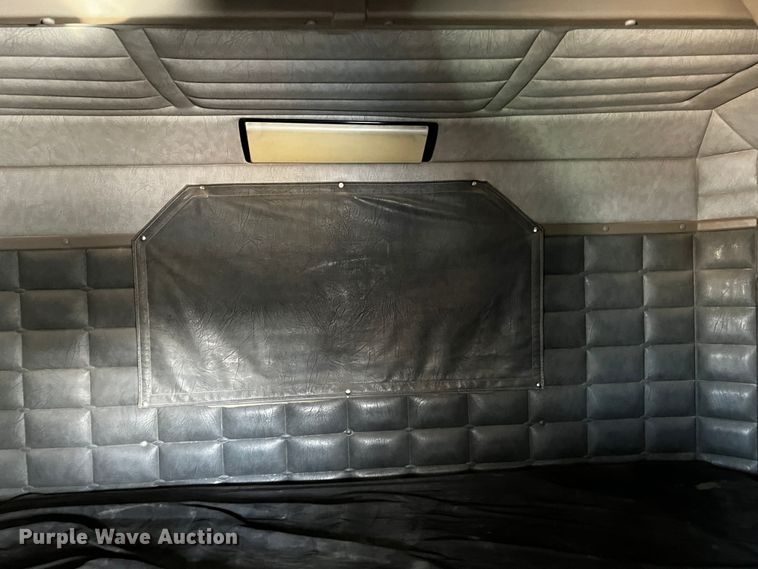 image for item DO8919 2004 Peterbilt 379  semi truck