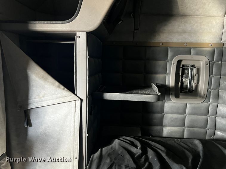 image for item DO8919 2004 Peterbilt 379  semi truck