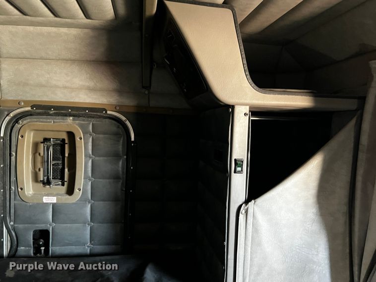 image for item DO8919 2004 Peterbilt 379  semi truck