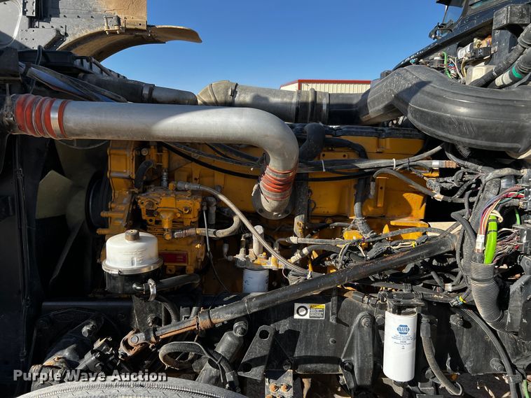 image for item DO8919 2004 Peterbilt 379  semi truck