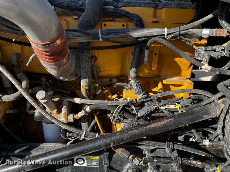 image for item DO8919 2004 Peterbilt 379  semi truck