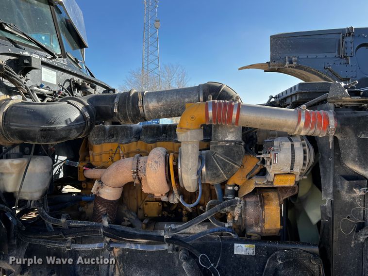 image for item DO8919 2004 Peterbilt 379  semi truck