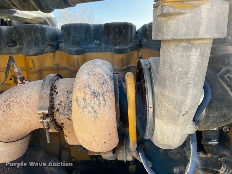 image for item DO8919 2004 Peterbilt 379  semi truck