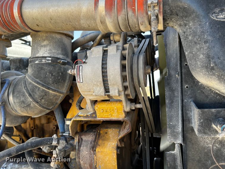 image for item DO8919 2004 Peterbilt 379  semi truck