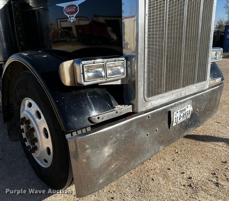 image for item DO8919 2004 Peterbilt 379  semi truck