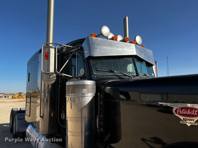 image for item DO8919 2004 Peterbilt 379  semi truck