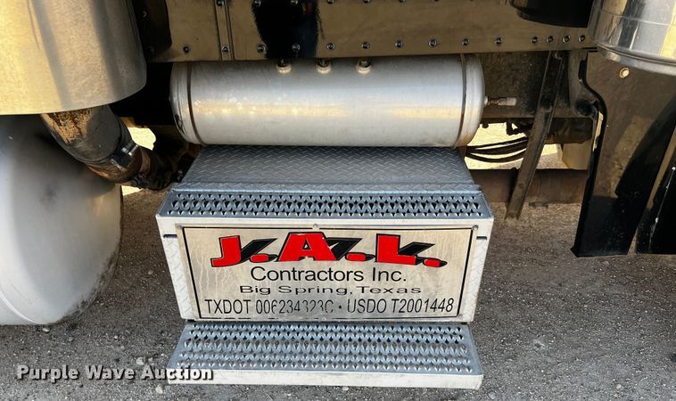 image for item DO8919 2004 Peterbilt 379  semi truck