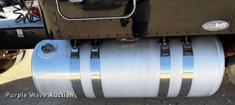 image for item DO8919 2004 Peterbilt 379  semi truck