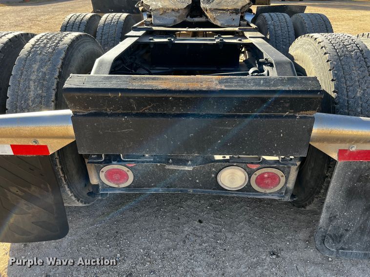 image for item DO8919 2004 Peterbilt 379  semi truck