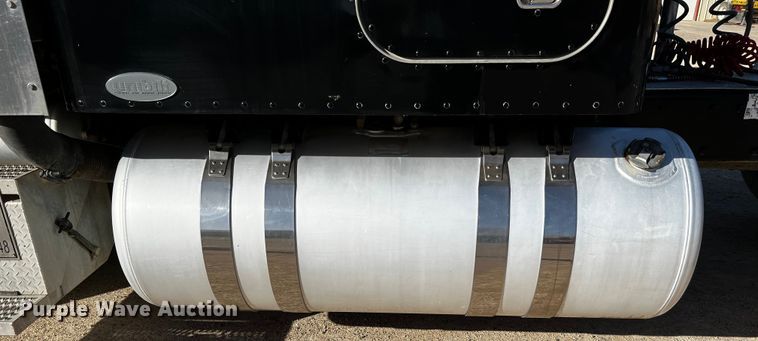 image for item DO8919 2004 Peterbilt 379  semi truck