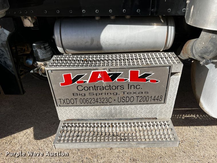 image for item DO8919 2004 Peterbilt 379  semi truck