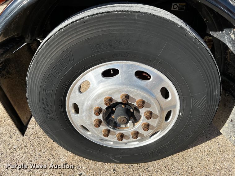 image for item DO8919 2004 Peterbilt 379  semi truck