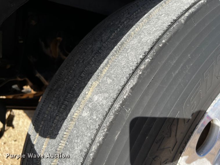 image for item DO8919 2004 Peterbilt 379  semi truck