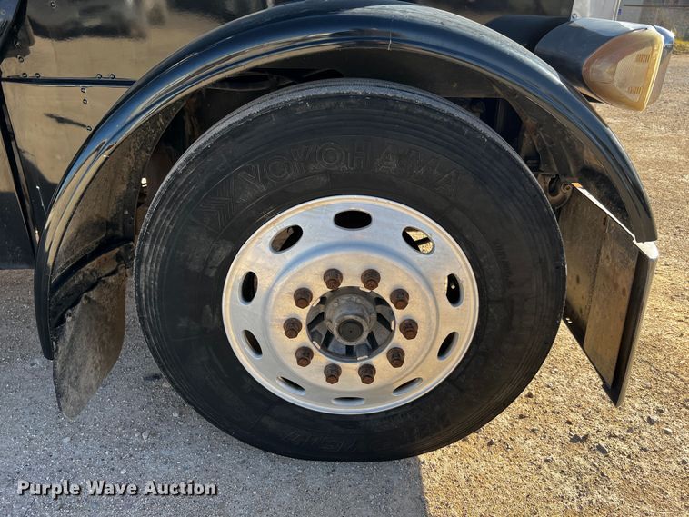 image for item DO8919 2004 Peterbilt 379  semi truck