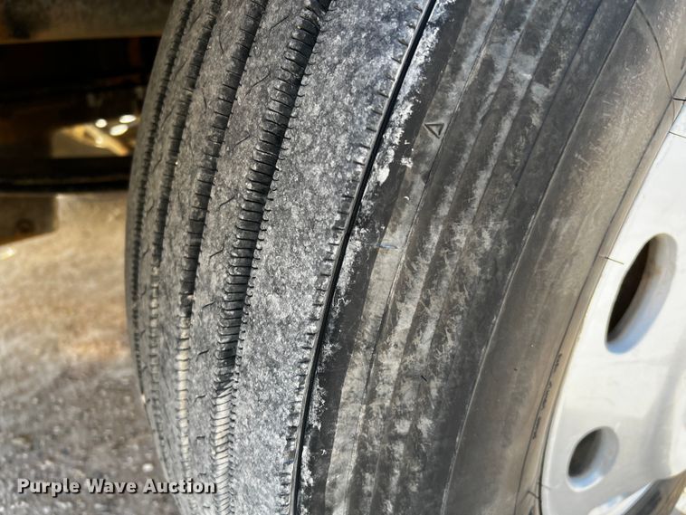 image for item DO8919 2004 Peterbilt 379  semi truck