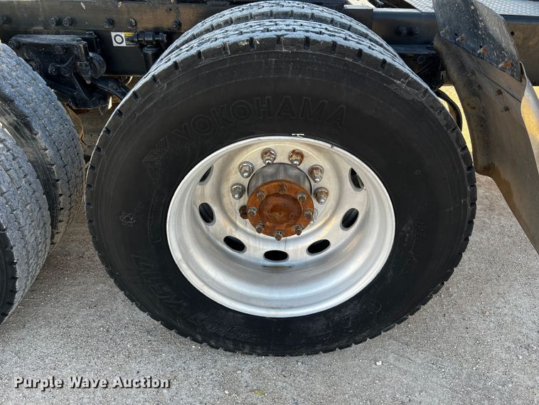 image for item DO8919 2004 Peterbilt 379  semi truck