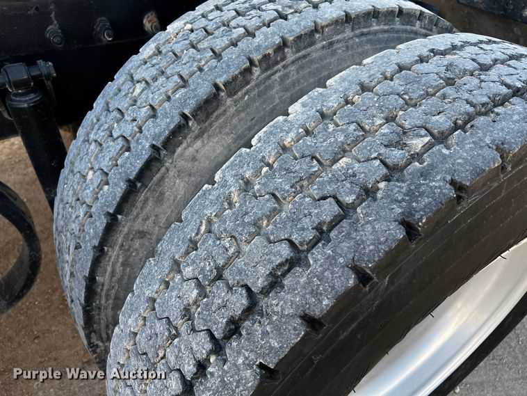 image for item DO8919 2004 Peterbilt 379  semi truck