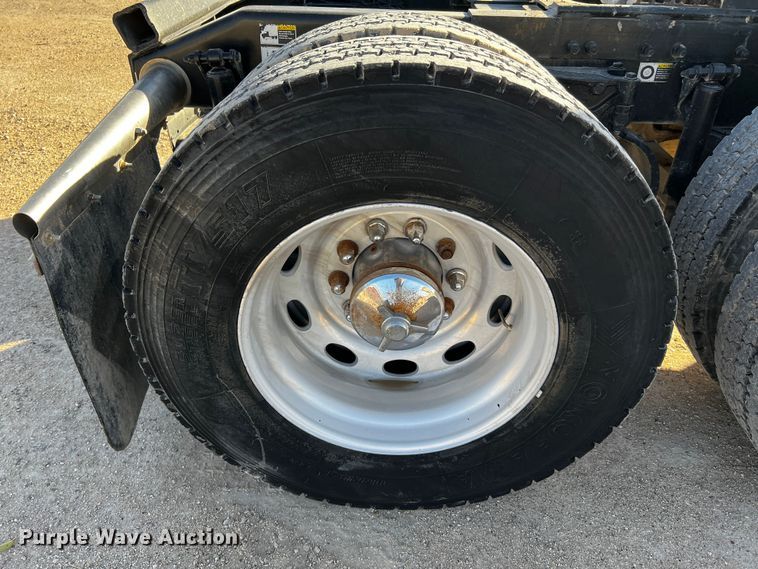 image for item DO8919 2004 Peterbilt 379  semi truck