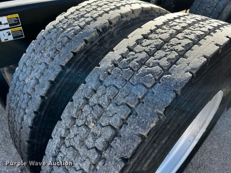 image for item DO8919 2004 Peterbilt 379  semi truck