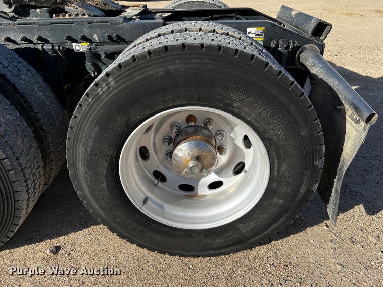 image for item DO8919 2004 Peterbilt 379  semi truck