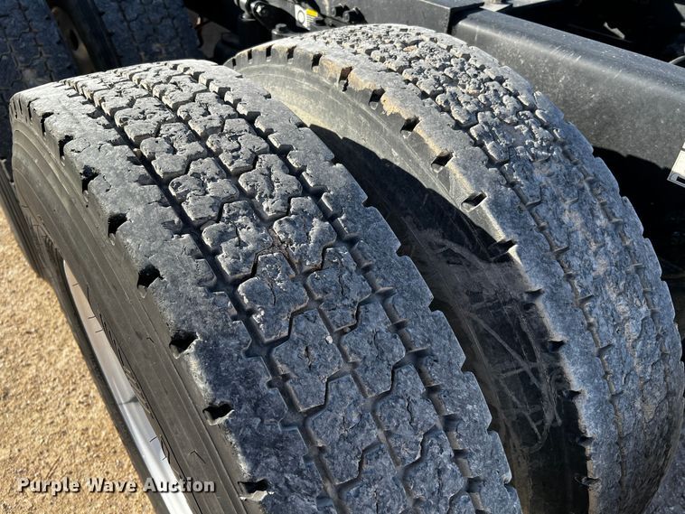 image for item DO8919 2004 Peterbilt 379  semi truck