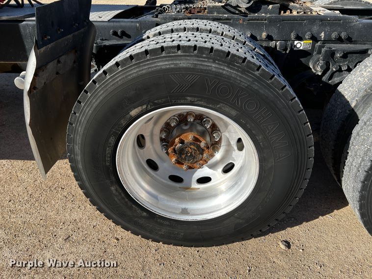 image for item DO8919 2004 Peterbilt 379  semi truck