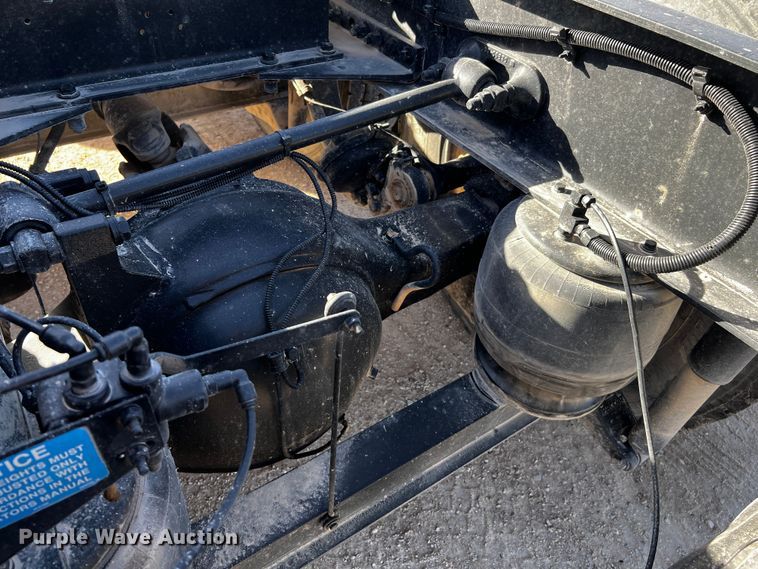 image for item DO8919 2004 Peterbilt 379  semi truck