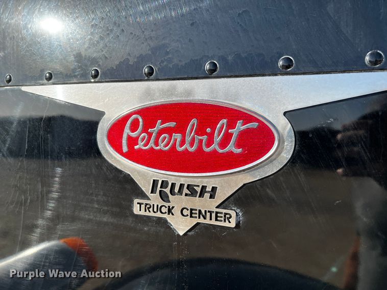 image for item DO8919 2004 Peterbilt 379  semi truck