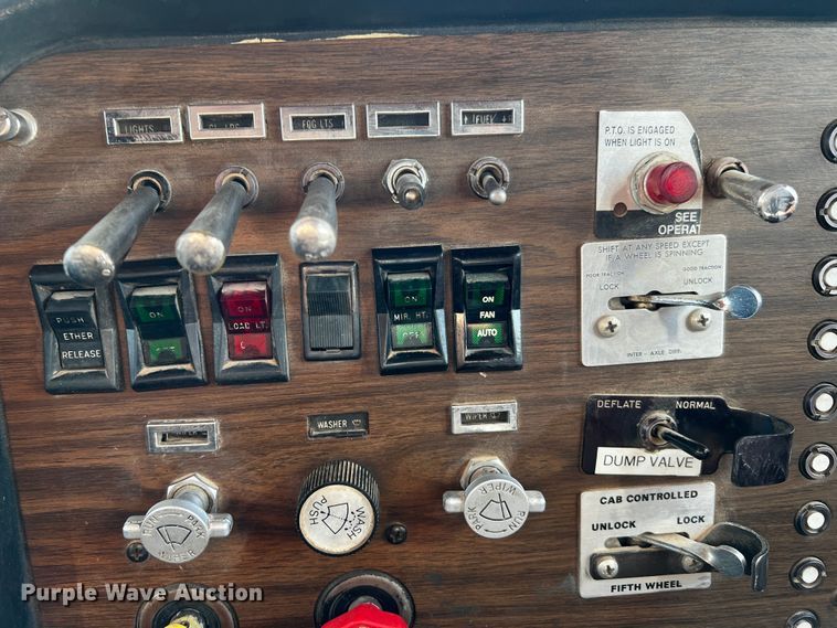 image for item DO8920 1984 Peterbilt 359  semi truck