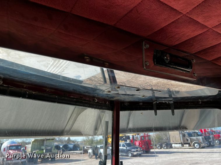 image for item DO8920 1984 Peterbilt 359  semi truck